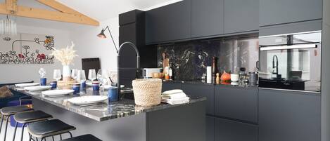 Kühlschrank, Ofen, Geschirrspüler, Wasserkocher mit Kaffee-/Teezubehör