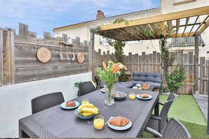 Outdoor dining - L'Airial - Two Bedroom House, Sleeps 6 (Les Sables d'Olonne)