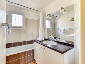 House | Bathroom - Group Retreat With Four Bedrooms (Homps)