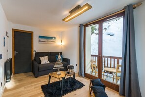 TV - Holiday Home 'Chalet Antonin La Plagne 1800' with Mountain View, Private Garden and Wi-Fi (La Plagne-Tarentaise)