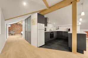 Fridge, microwave, oven, dishwasher - Don Sopra - Loft à 200 m de la place du capitole (Toulouse)