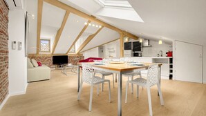 Un loft moderno con comedor, cocina y sala de estar.