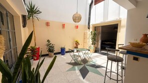 Outdoor dining - 3-bedroom riad in tranquil Marrakech with AC for relaxing stays (marrakech)