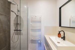 Hair dryer, towels - Terra Vauban - Bel appt 150 m² dans le 6ème (Marseille)