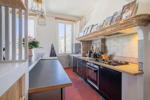 Fridge, microwave, oven, dishwasher - Terra Vauban - Bel appt 150 m² dans le 6ème (Marseille)