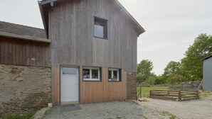 A wooden building with a door, two windows, and a small porch area. - La Sittelle - Appt pour 4 à 25 km de Nantes (Héric)