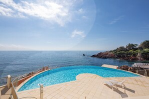 A heated pool - Le Cap Nérée - Appartement avec balcon vue mer (Saint Raphael)