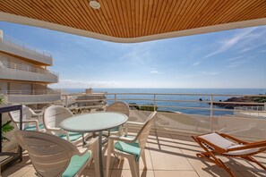 A balcony with a table and chairs, overlooking the sea. - Le Cap Nérée - Appartement avec balcon vue mer (Saint Raphael)