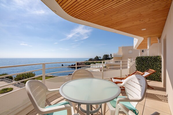 A balcony with a glass table and chairs, overlooking the sea. - Le Cap Nérée - Appartement avec balcon vue mer (Saint Raphael)