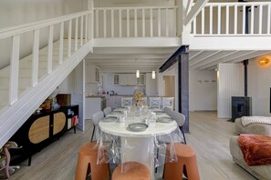 Ein Essbereich mit einem runden Tisch, Stühlen und einer Treppe.