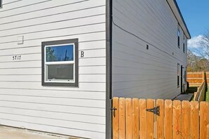Exterior - Modern cozy townhouse (Houston)