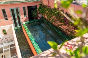 Una piscina al aire libre de temporada, tumbonas