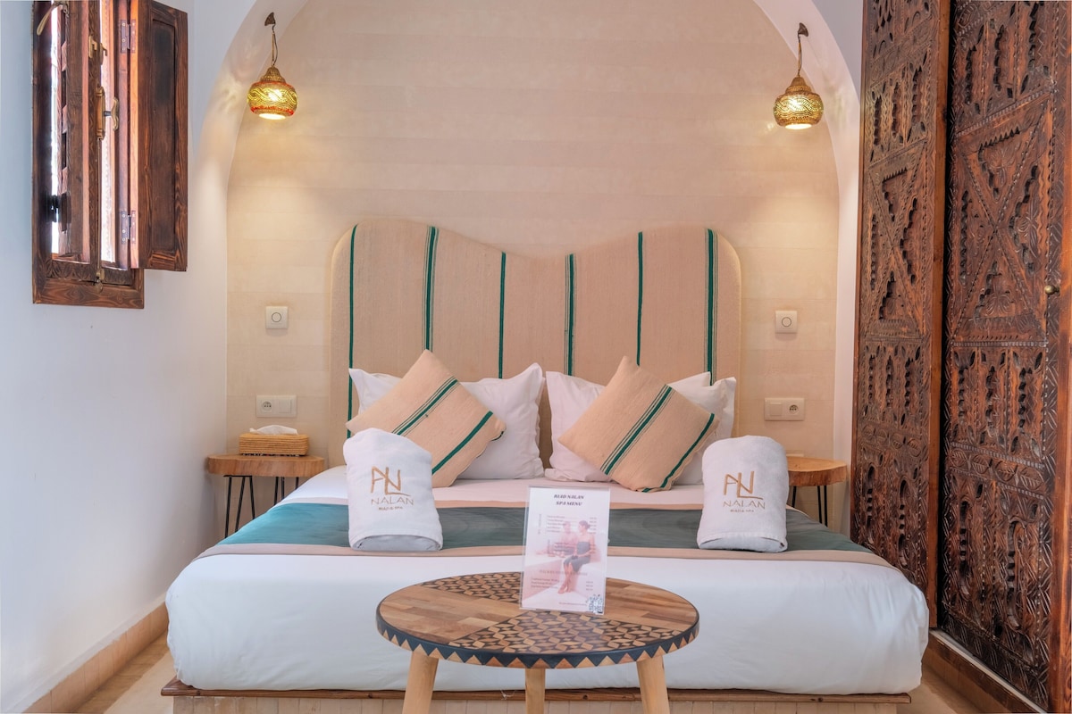 Ropa de cama de alta calidad, caja fuerte, cunas gratuitas y wifi gratis