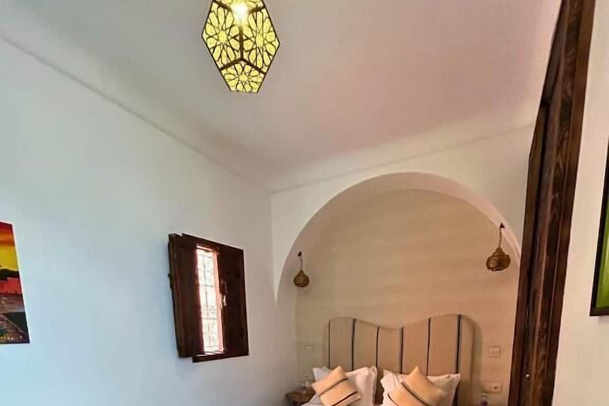 أغطية فراش متميزة وخزنة داخل الغرفة وأسرّة أطفال/رضّع (مجانًا)