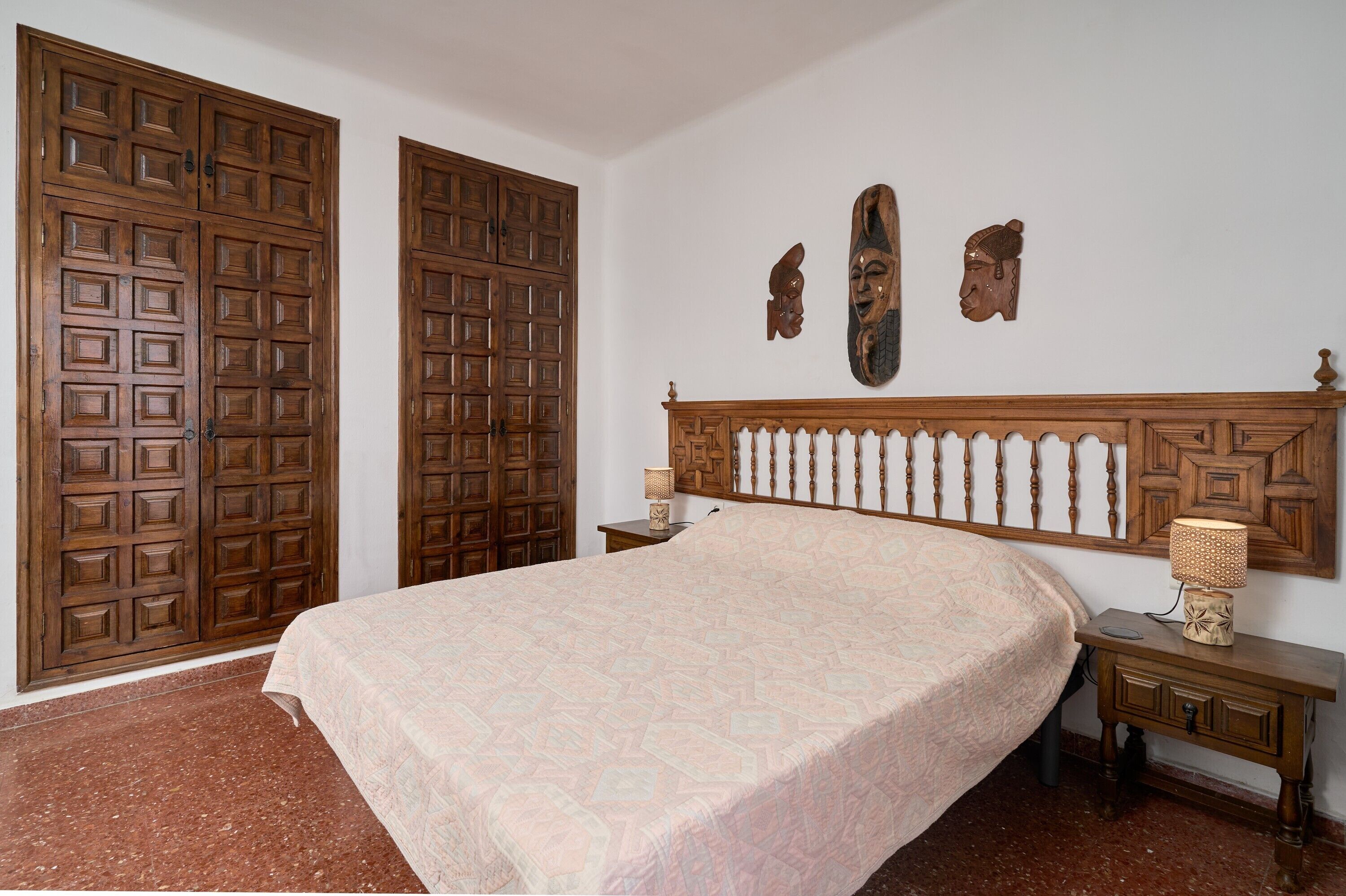 2 habitaciones, tabla de planchar con plancha, wifi y ropa de cama 