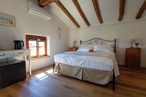 A bedroom with a bed, bedside tables, a desk, and a window. - CA BASTIAN GUEST HOUSE, Historic Farmhouse, 10 km from Udine (Moruzzo)