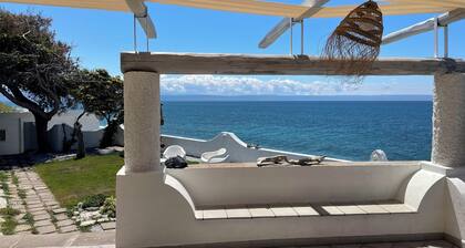 Directly facing the sea with private garden and direct access to the sea