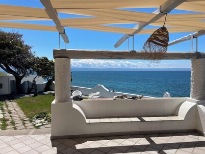 Directly facing the sea with private garden and direct access to the sea