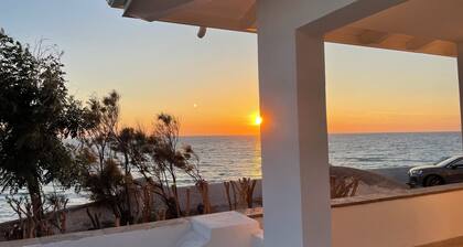 Directly facing the sea with private garden and direct access to the sea