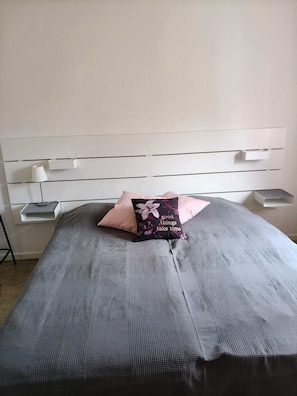 Basic dubbelrum eller tvåbäddsrum (delat toalett) - utsikt mot trädgården | Individually furnished, free WiFi - Ekängen Garde (Ljugarn)