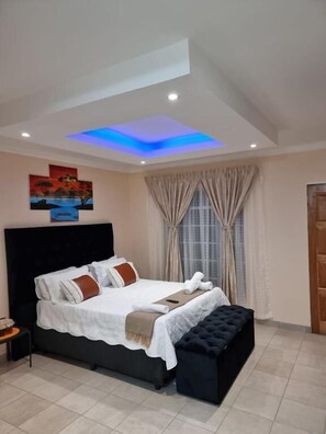 Desk, laptop workspace, soundproofing, iron/ironing board - Danrit Guesthouse (Roodepoort)