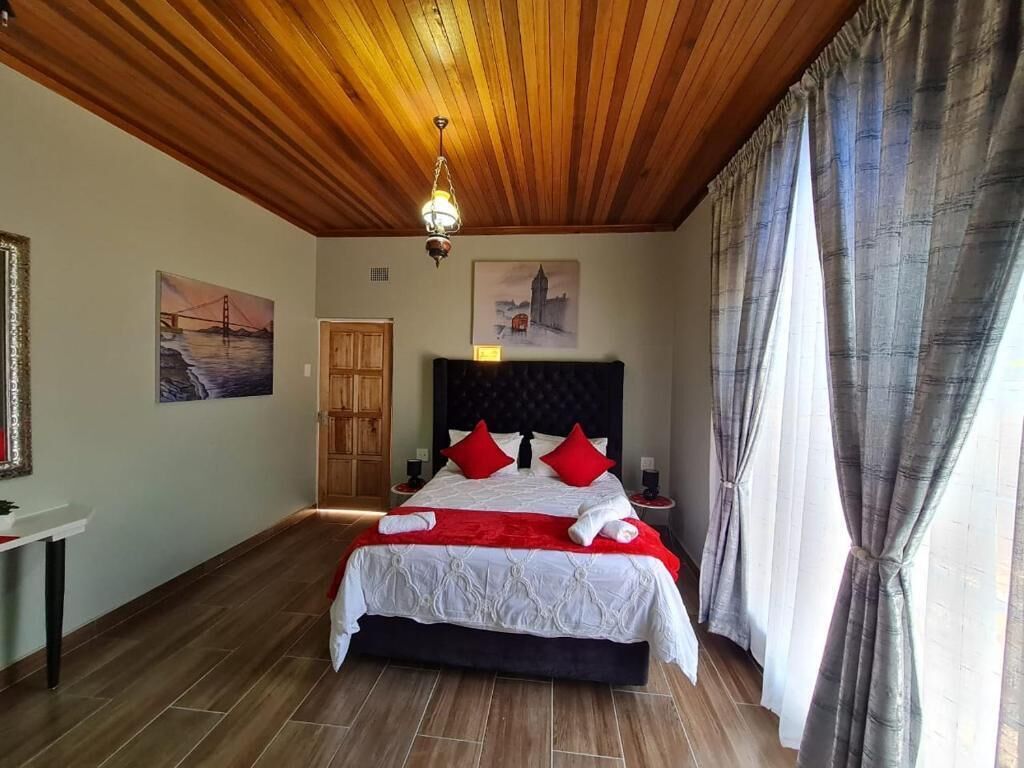 Deluxe Double or Twin Room | Desk, laptop workspace, soundproofing, iron/ironing board