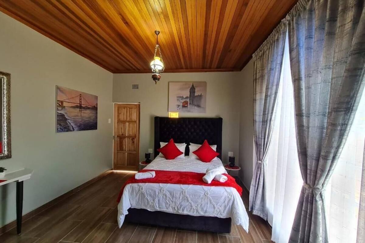 Deluxe Double or Twin Room | Desk, laptop workspace, soundproofing, iron/ironing board