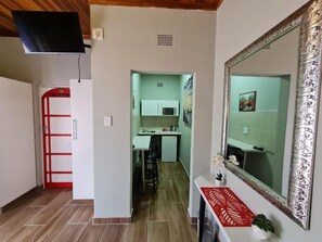 Deluxe Double or Twin Room | Private kitchen | Mini-fridge, microwave, cookware/dishes/utensils - Danrit Guesthouse (Roodepoort)