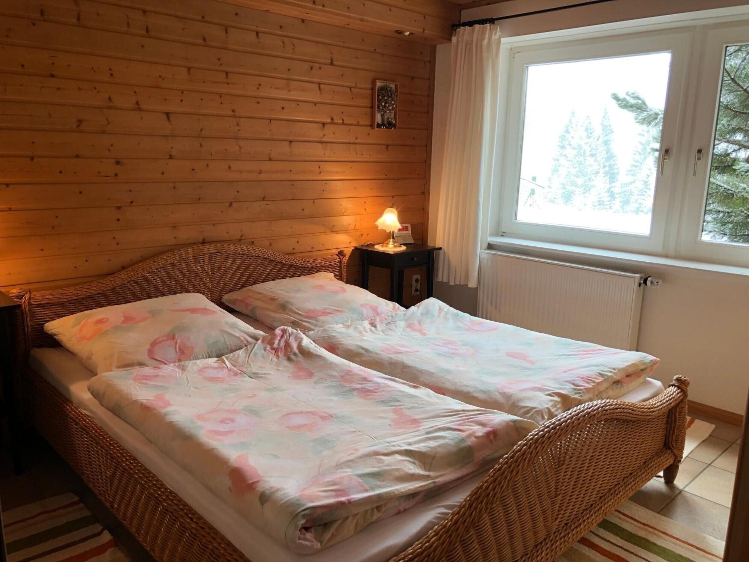 Tabla de planchar con plancha, wifi y ropa de cama 