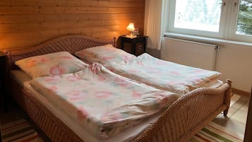 Tabla de planchar con plancha, wifi y ropa de cama