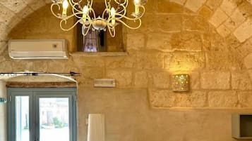 Phòng cách âm, bàn ủi/dụng cụ ủi quần áo