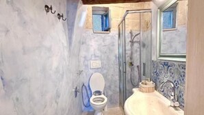 A bathroom with a toilet, shower, and sink. - DIMORA DI LEO (Bisceglie)