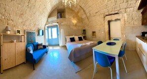 Apartamento, varanda, vista para o pátio | Quartos à prova de som, ferros/tábuas de passar roupa, Wi-Fi de cortesia