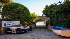 A stone bridge, two boats, and a signboard. - [Penthouse panoramic view] Sea 3 min • A/C • WiFi (Albisola Superiore)