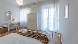 A bedroom with a bed, a desk, a wardrobe, and a chair. - [Penthouse panoramic view] Sea 3 min • A/C • WiFi (Albisola Superiore)
