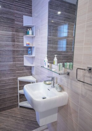 Towels, soap, toilet paper - Brand New Island Villa 4B+Pool Full sea view (Fujairah)