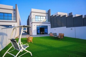 Outdoor dining - Brand New Island Villa 4B+Pool Full sea view (Fujairah)