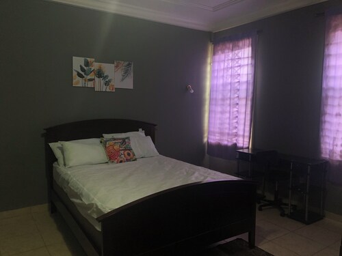 Spacious 6-bedroom house in Sunyani with AC comfort, a pool and a tennis court