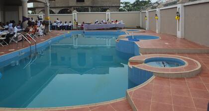 Spacious 6-bedroom house in Sunyani with AC comfort, a pool and a tennis court