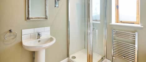 Douche, séchoir à cheveux, serviettes fournies