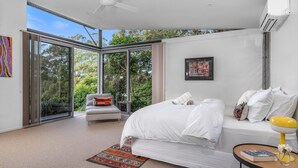 3 bedrooms, iron/ironing board, WiFi (free), bed sheets
