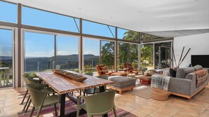 TV, fireplace - Omaroo, Beaumont, Kangaroo Valley (Beaumont)