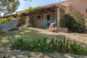Exterior - Charming 51m2 apartment, located on the ground floor of a modern residential complex, capable of hosting up to 4 people.Located just 6 minutes by car from Palau, one of the pearls in Northern Sardinia, the property is located in a context that combines n (Pulcheddu)