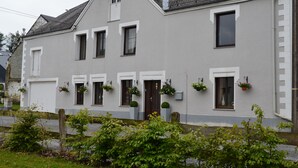 Exterior - Cottage, sauna, billiards, 4 bedrooms, 3 bathrooms. Families or friends. (Chiny)