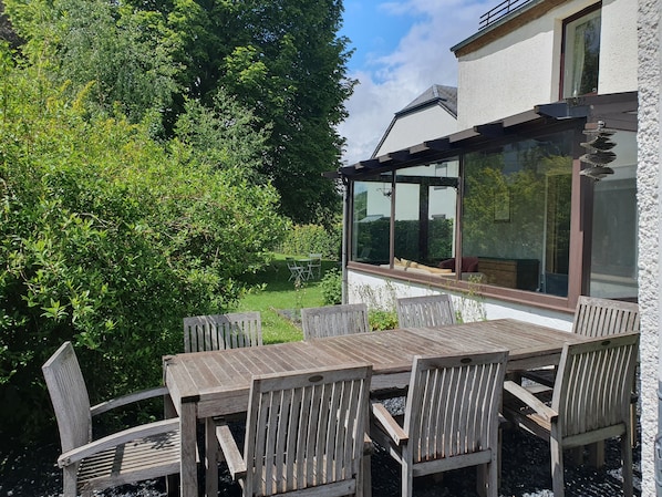 Outdoor dining - Cottage, sauna, billiards, 4 bedrooms, 3 bathrooms. Families or friends. (Chiny)