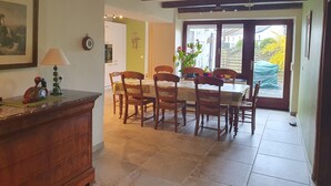 Dining - Cottage, sauna, billiards, 4 bedrooms, 3 bathrooms. Families or friends. (Chiny)