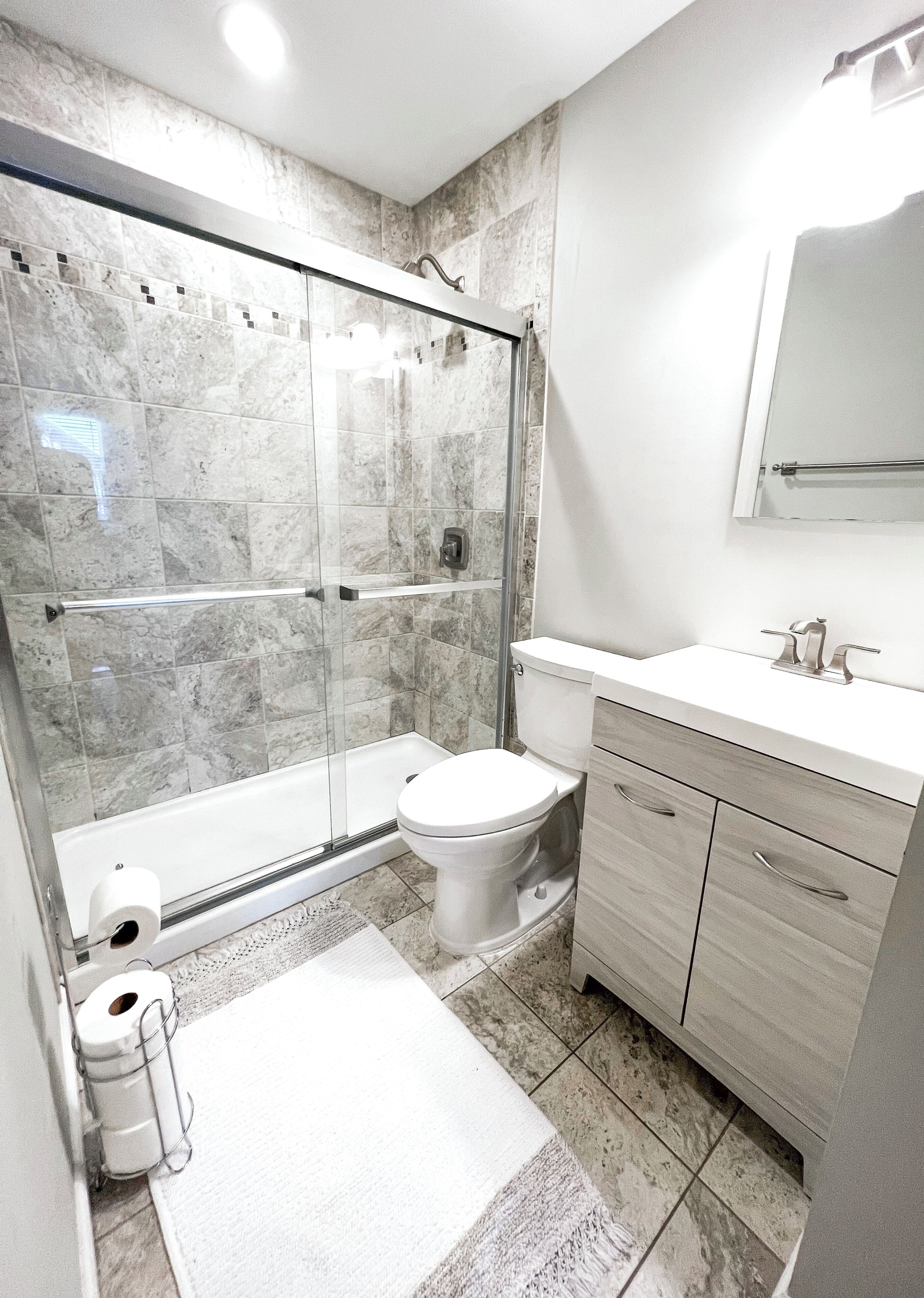 Regadera, toallas, papel de baño 