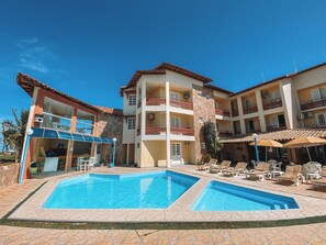Outdoor pool, pool umbrellas, pool loungers - Hotel Brisa dos Abrolhos (Alcobaça)