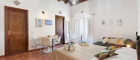 Iron/ironing board, WiFi, bed sheets