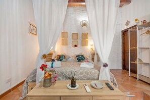 A bedroom with a bed, a bedside table, a nightstand, a wardrobe, and a mirror. - Le Caravelle - Apt 38 Apartment (Castellammare del Golfo)